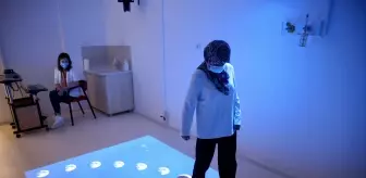 Felçli kadın 'sanal gerçeklik' birimindeki oyunların da etkisiyle adım atmaya başladı