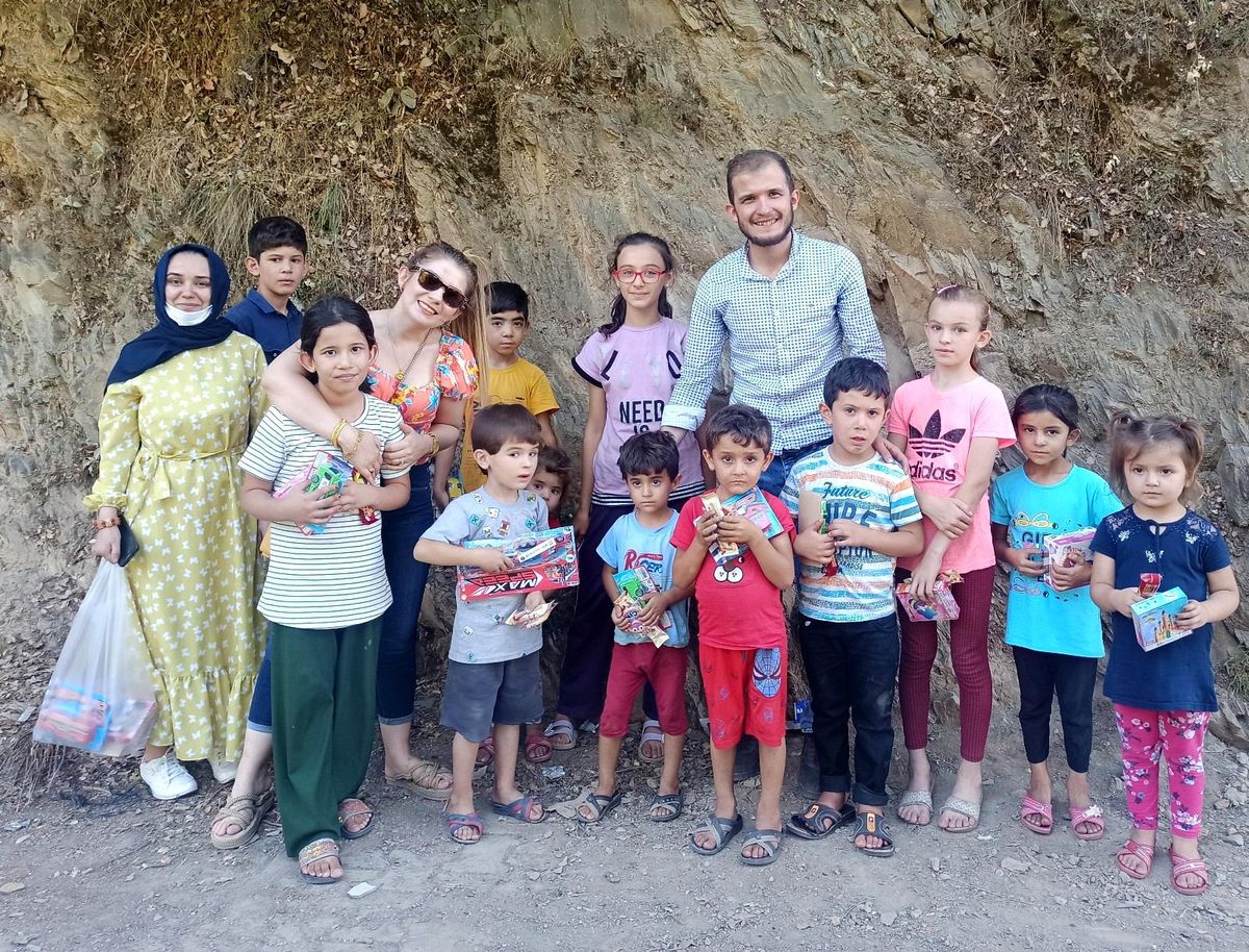 Gönüllülerden köy çocuklarına oyuncak sürprizi