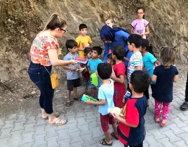 Gönüllülerden köy çocuklarına oyuncak sürprizi