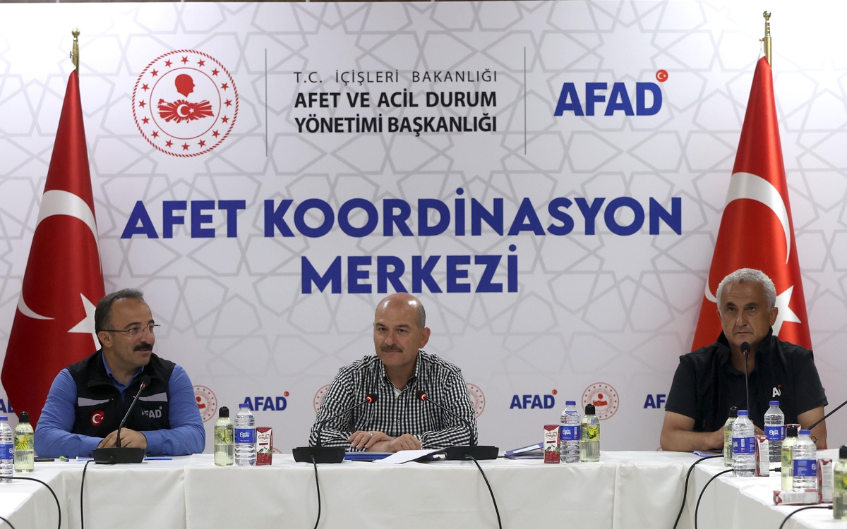 Son dakika politika: İçişleri Bakanı Soylu, Bozkurt\'ta Afet Koordinasyon Merkezi\'ndeki toplantıya katıldı