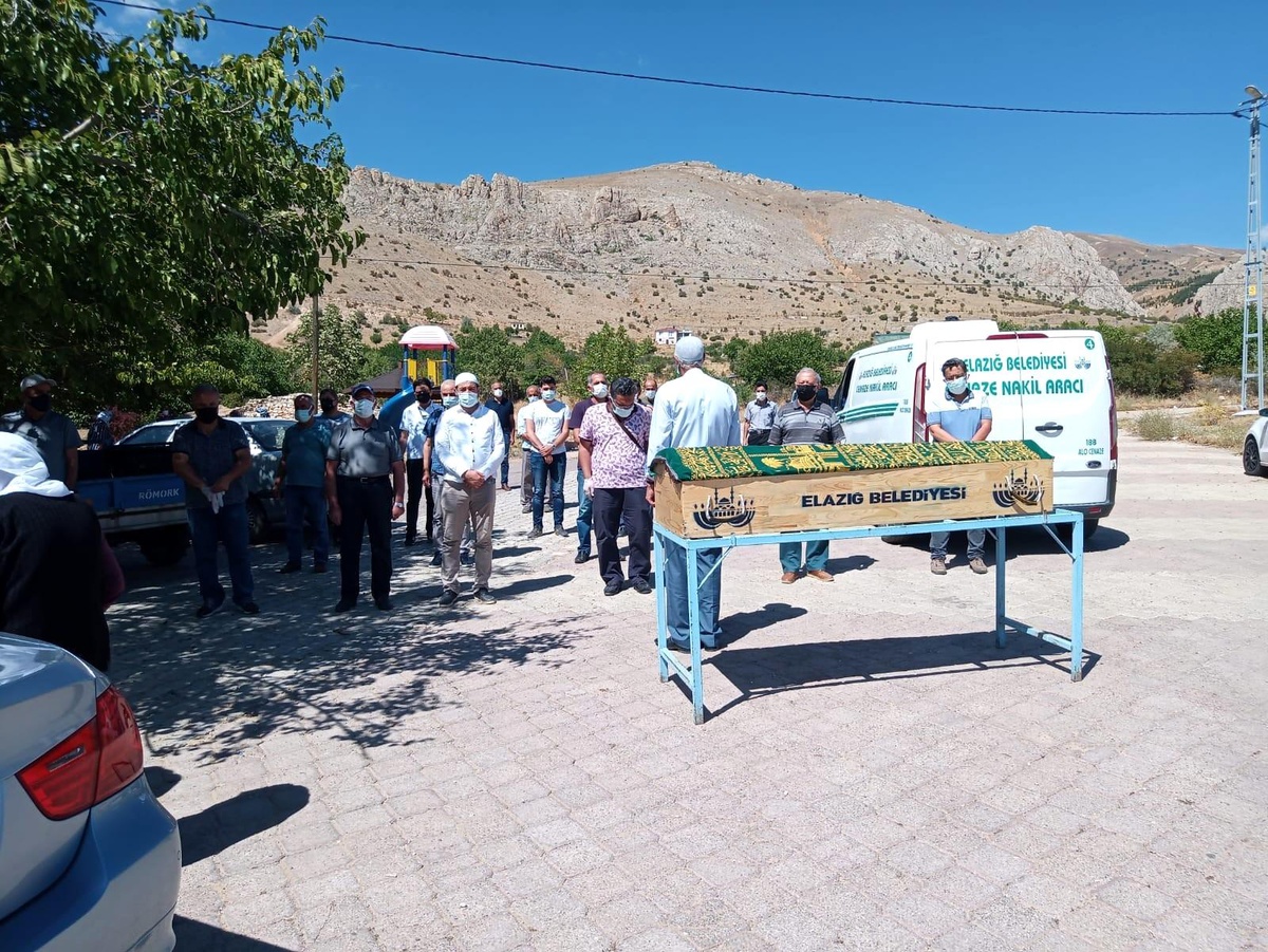 Karı koca bir gün arayla koronaya yenik düştü