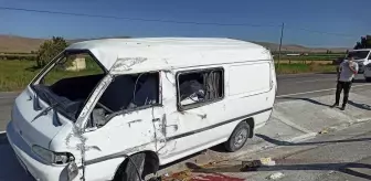 Kontrolden çıkan minibüs orta refüje devrildi: 4 yaralı