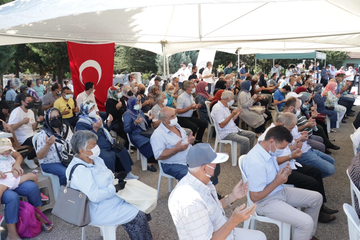 Marmara Depremi\'nde hayatını kaybedenler mezarları başında anıldı