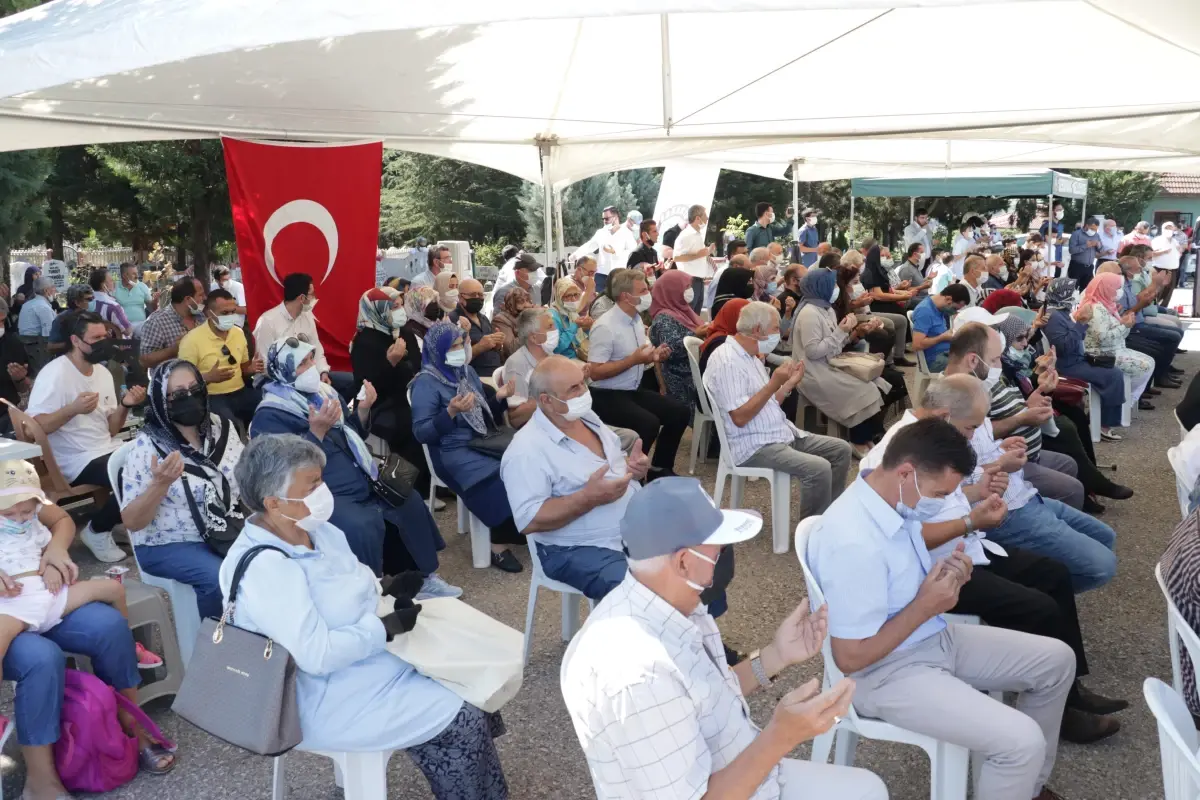 Marmara Depremi\'nde hayatını kaybedenler mezarları başında anıldı