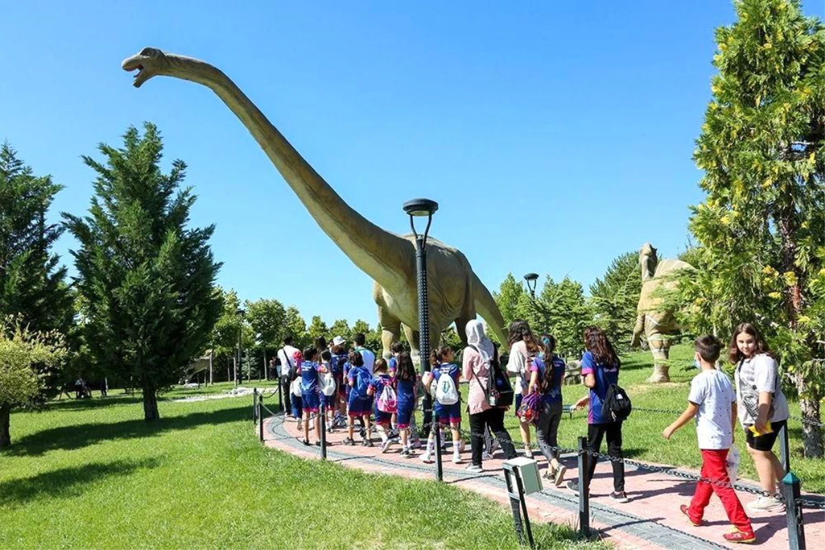 Meram Belediyesi\'nden Yaz Spor Okulu öğrencilerine 80 Binde Devr-i Alem Parkı gezisi
