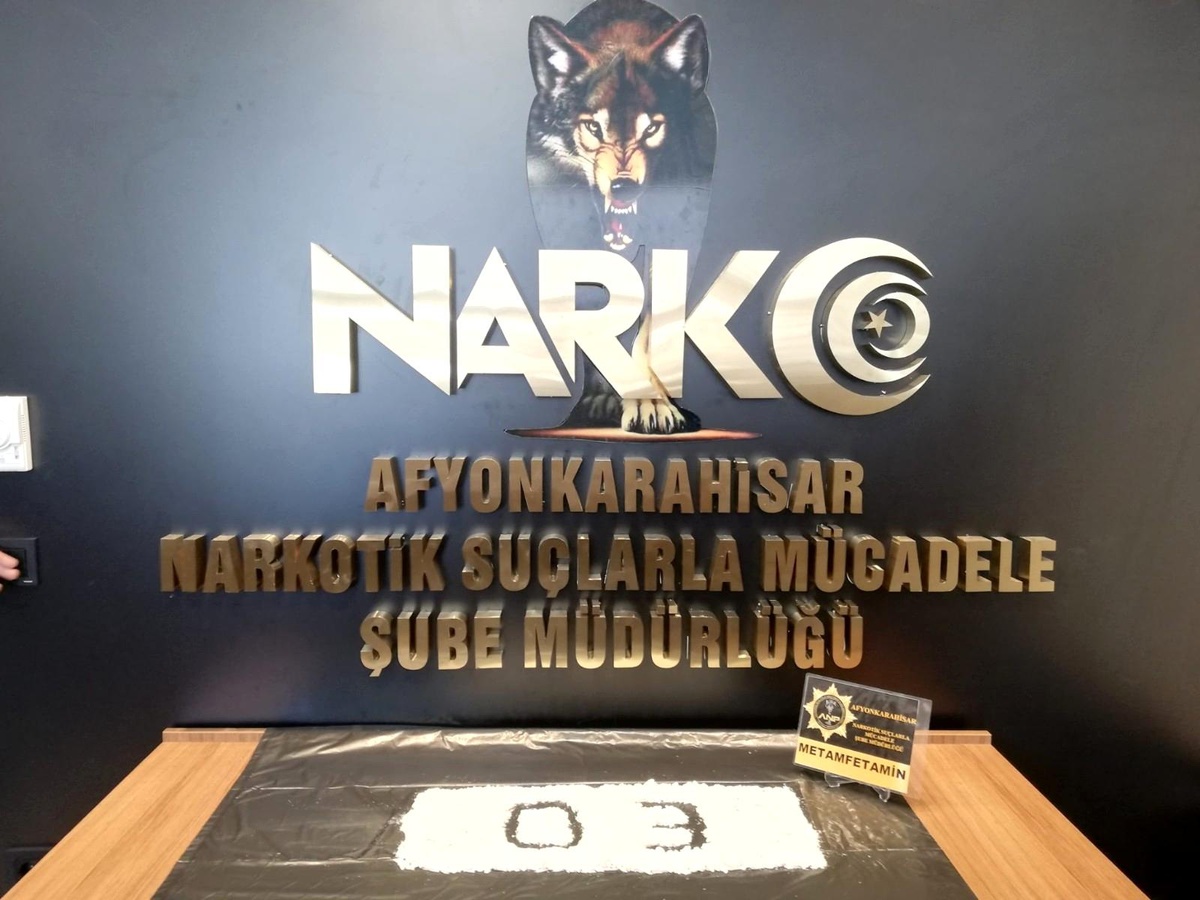Bavullarından yarım kiloya yakın metamfetamin çıkan 3 kişi tutuklandı