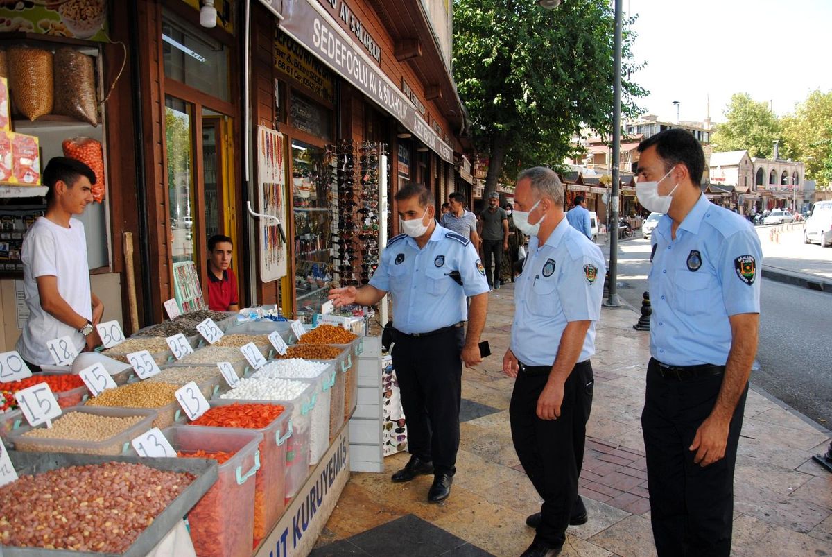 Şanlıurfa\'da zabıta ekiplerinden kaldırım işgal denetimi