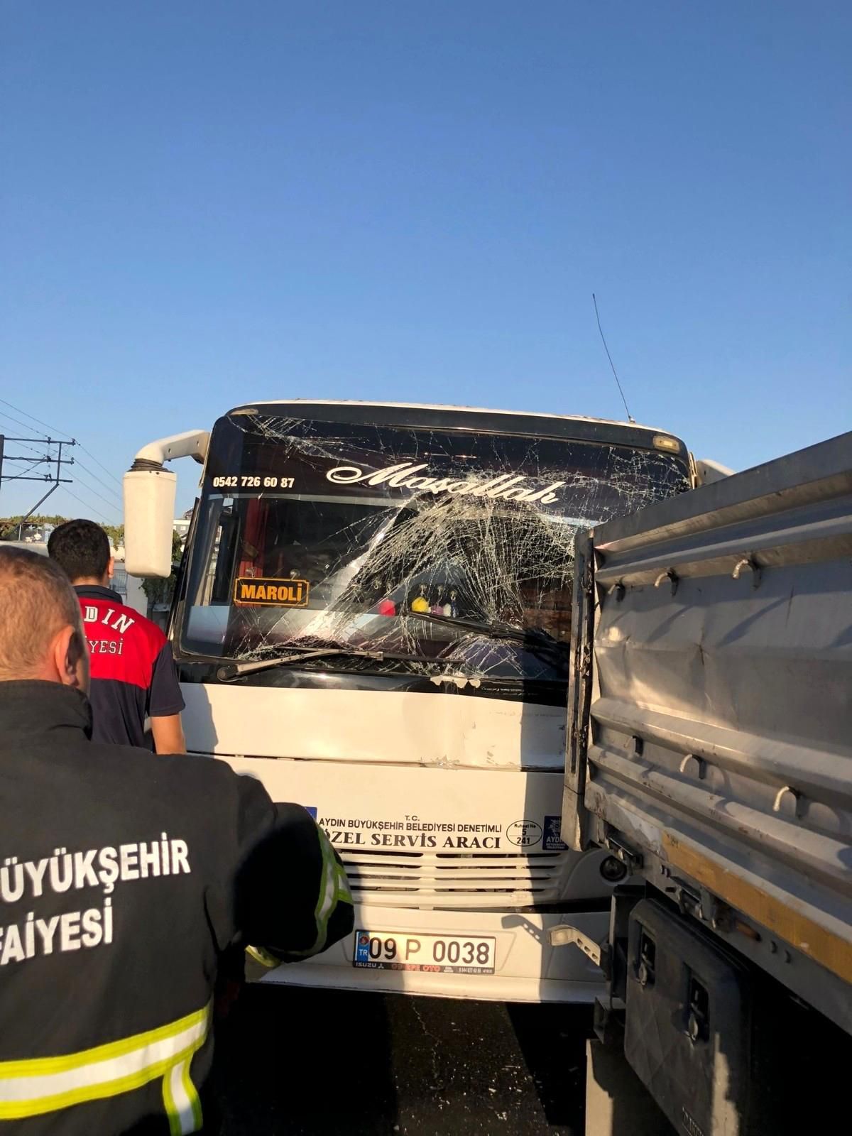 Servis otobüsü ile tır çarpıştı: 11 yaralı