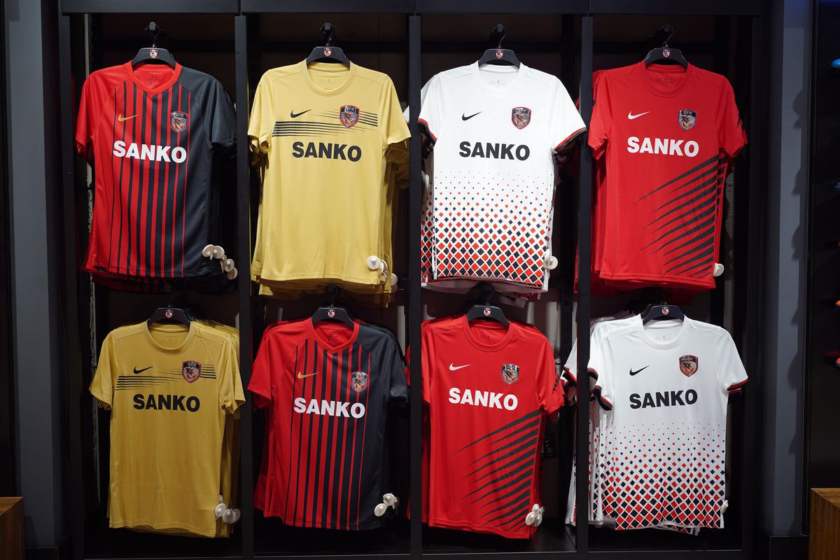 Süper Lig ekibi Gaziantep\'in yeni sezon formaları satışta