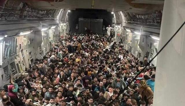 Uçaklardan patır patır düşen Afganlarla ilgili tüyler ürperten rapor! İniş takımında ceset parçaları bulundu