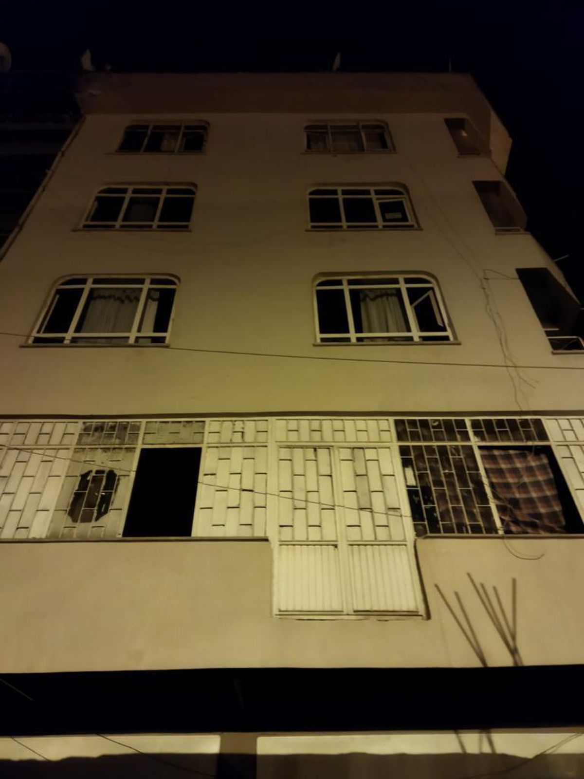 Son dakika haberi! Van Emniyet Müdürlüğü kentte bir apartmanda 115 düzensiz göçmenin yakalandığını açıkladı Açıklaması