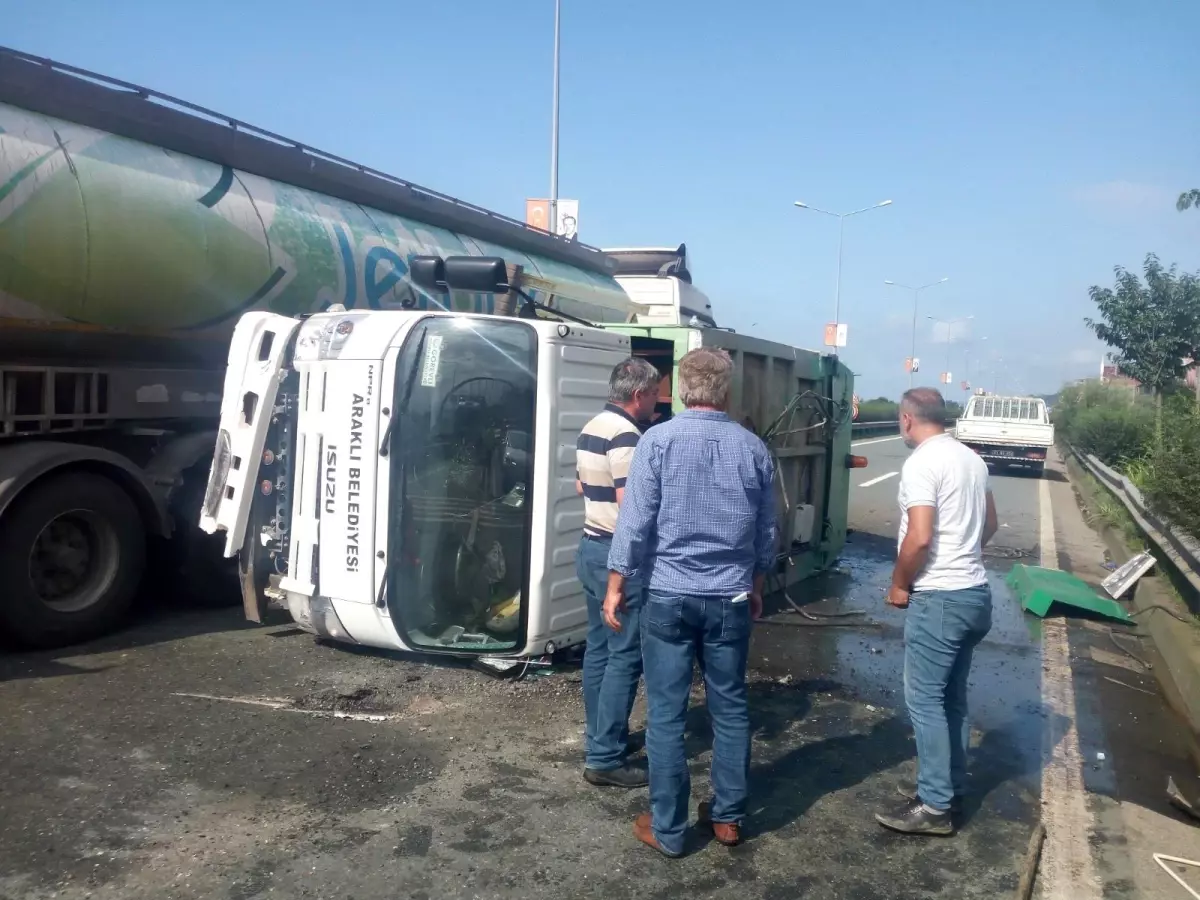 Yola devrilen çöp kamyonu nedeniyle Karadeniz Sahil Yolu\'nda araç kuyruğu oluştu