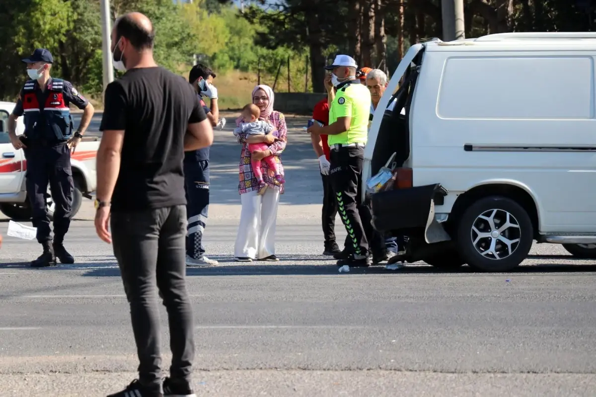 Yolcu otobüsü kırmızı ışıkta bekleyen minibüse çarptı: 4 yaralı