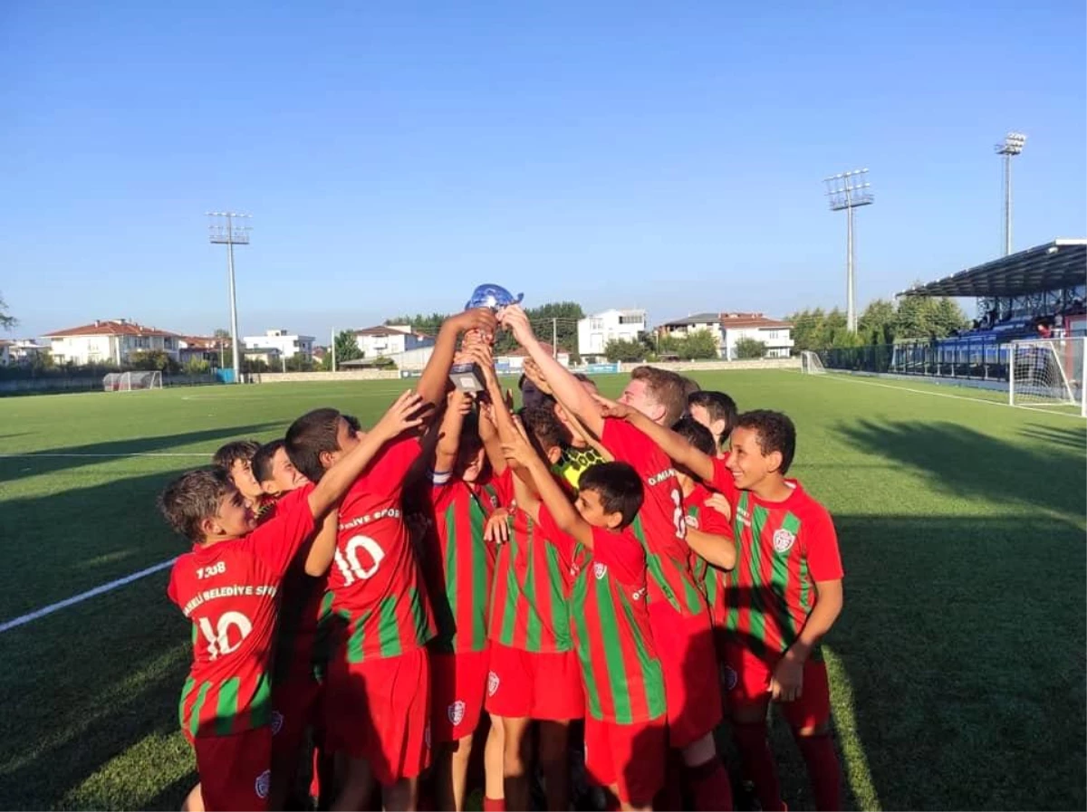 1308 Osmaneli Belediyespor U11 Futbol Takımı Sakarya\'da şampiyon oldu