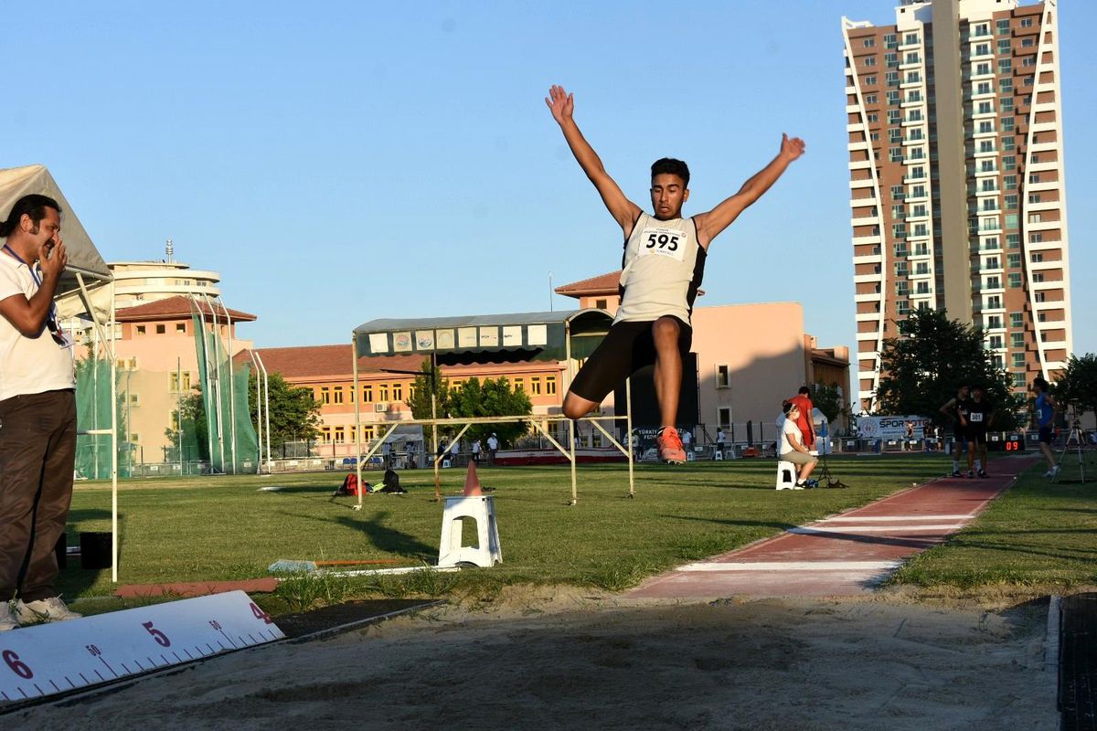 723 sporcu Mersin\'de mücadele ediyor