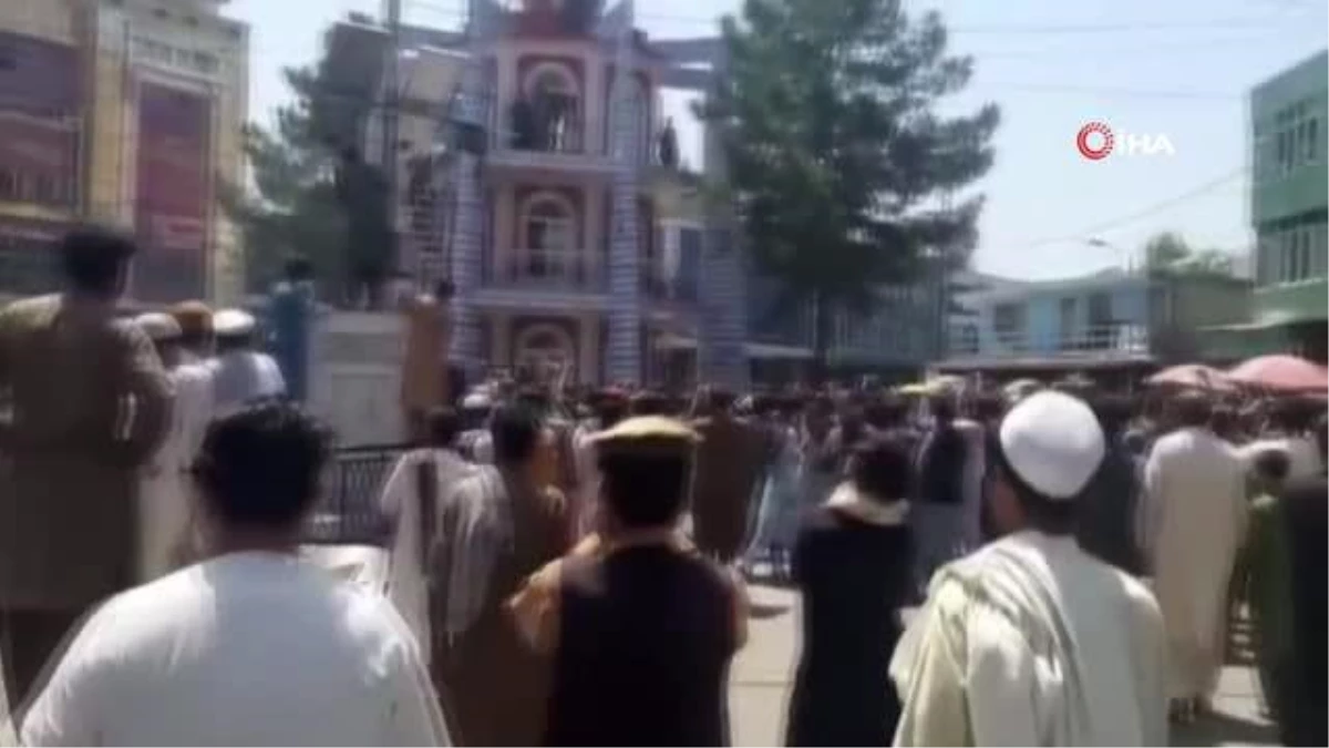 Afganistan\'da Taliban bayrağını indirmek isteyen protestoculara ateş açıldı: 2 ölü