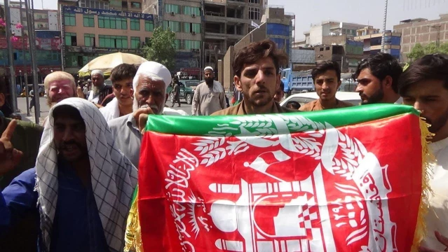 Taliban'ın bayrak inadı! Afganistan Bağımsızlık Günü'nde yüzlerce kişiye kurşun yağdırdılar