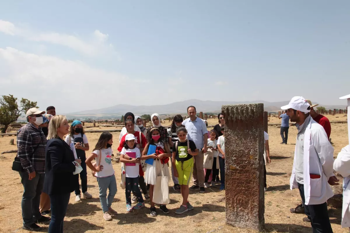 Öğrenciler tarihi mezar taşlarının motiflerini çizdi