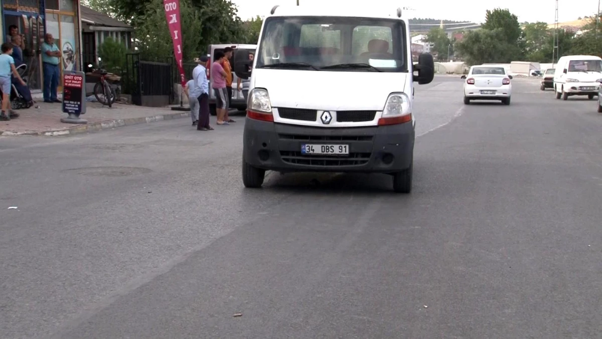Arnavutköy\'de bisiklet süren çocuğa minibüs çarptı