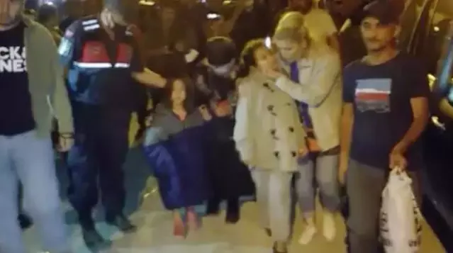 Ormanda kaybolan 2 kız kardeş uyurken bulundu, endişeli aile sevince boğuldu Ormanda kaybolan 2 kız kardeş uyurken bulundu, endişeli aile sevince boğuldu