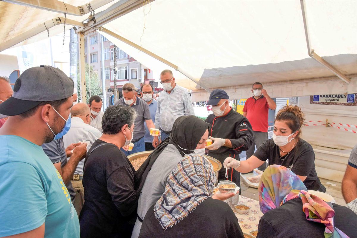 Başkan Özkan, Karacabeylilere aşure dağıttı