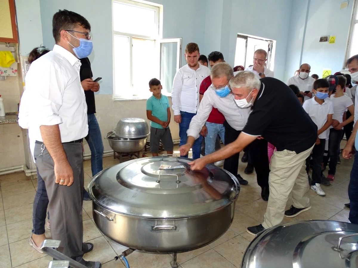 Başkanlar ve milletvekili aşure kazanının kapağını parayla kaldırdı