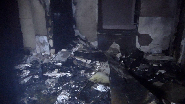 Yangın binayı sardı, alevlerin arasında kalan yaşlı kadın saniyelerle kurtarıldı