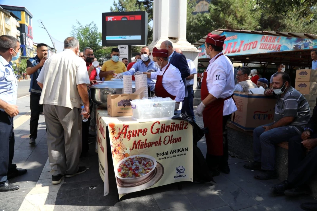 Bingöl Belediyesinden vatandaşlara aşure ikramı