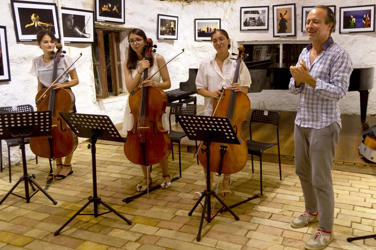 Bodrum\'da genç yeteneklerden "Kumda Çello" konseri