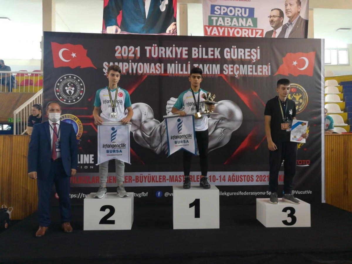 Bursa İrfan Gençlik Spor ve İzcilik Kulübü, Tokat\'taki bilek güreşi şampiyonasından derecelerle döndü