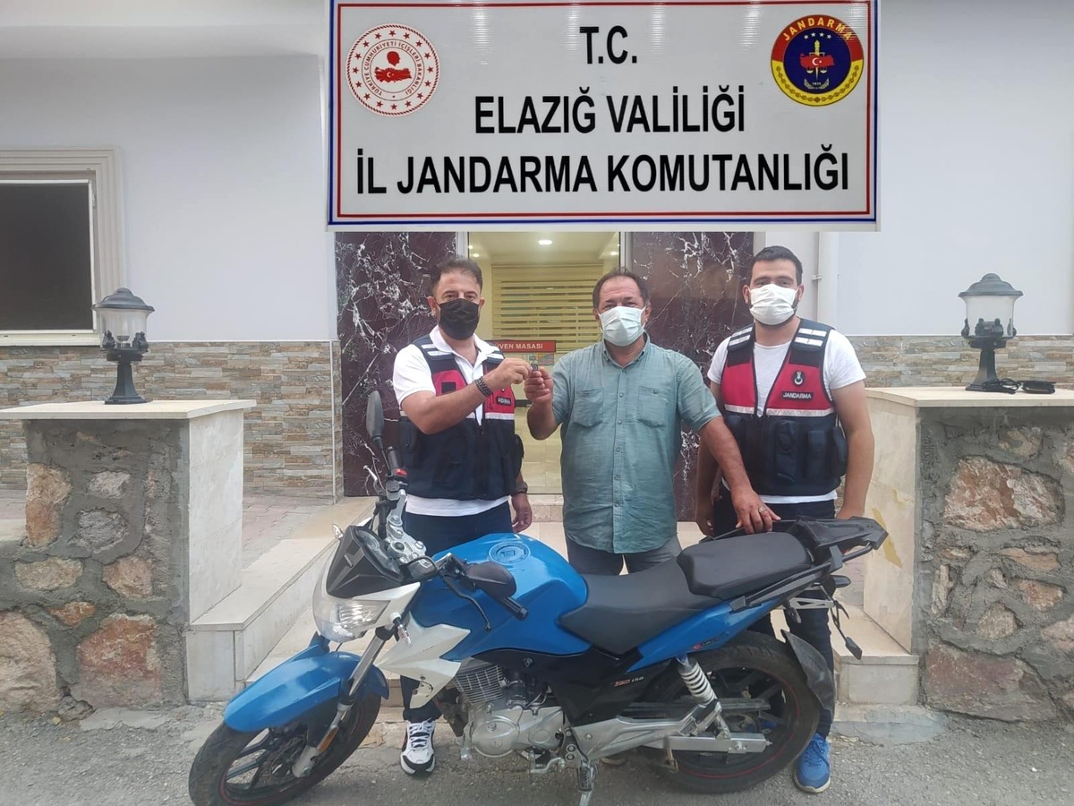 Çalınan motosiklet jandarma tarafından bulunarak sahibine teslim edildi