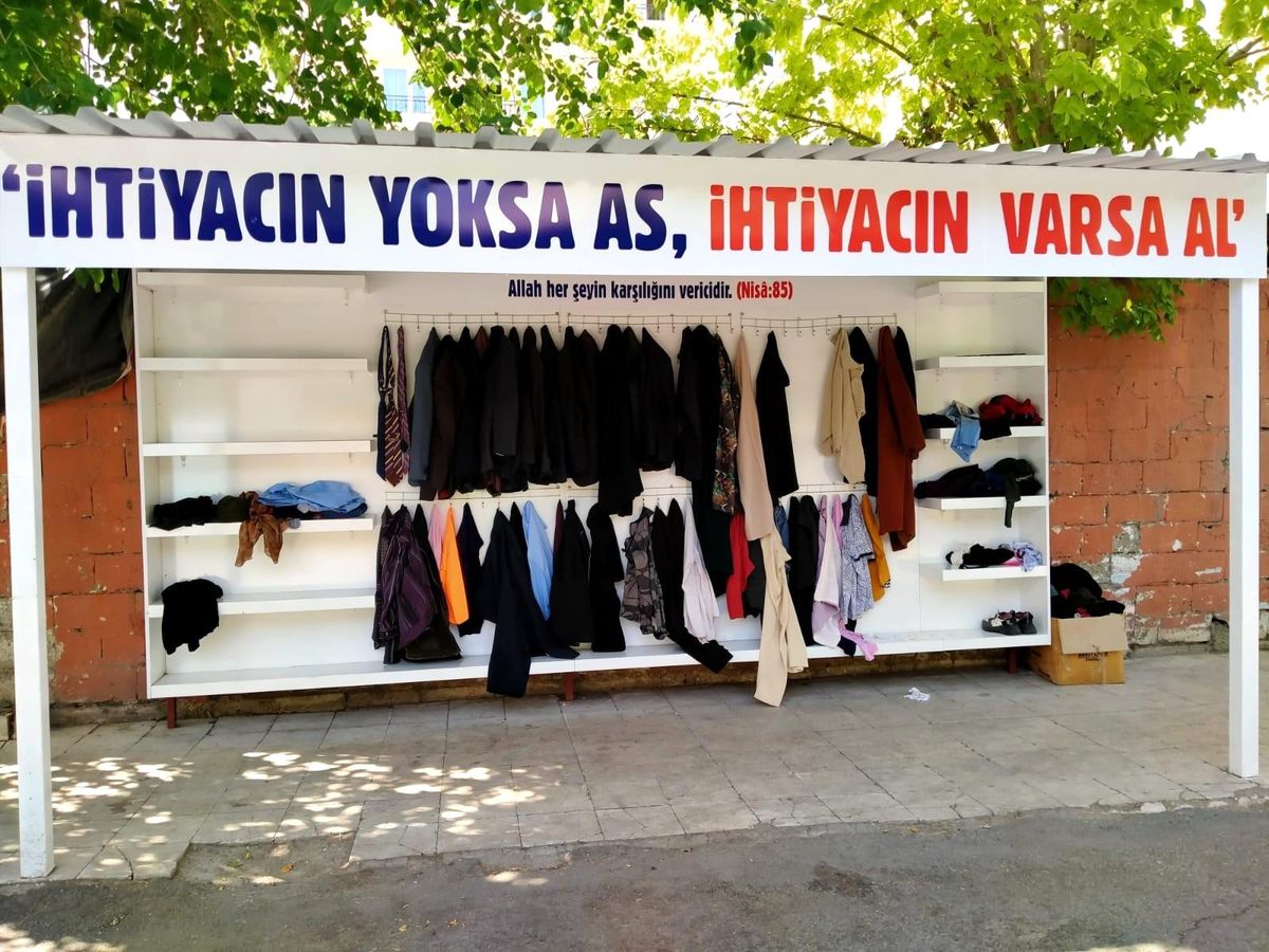 Diyarbakır\'da \'İhtiyacın yoksa as, varsa al\' standı