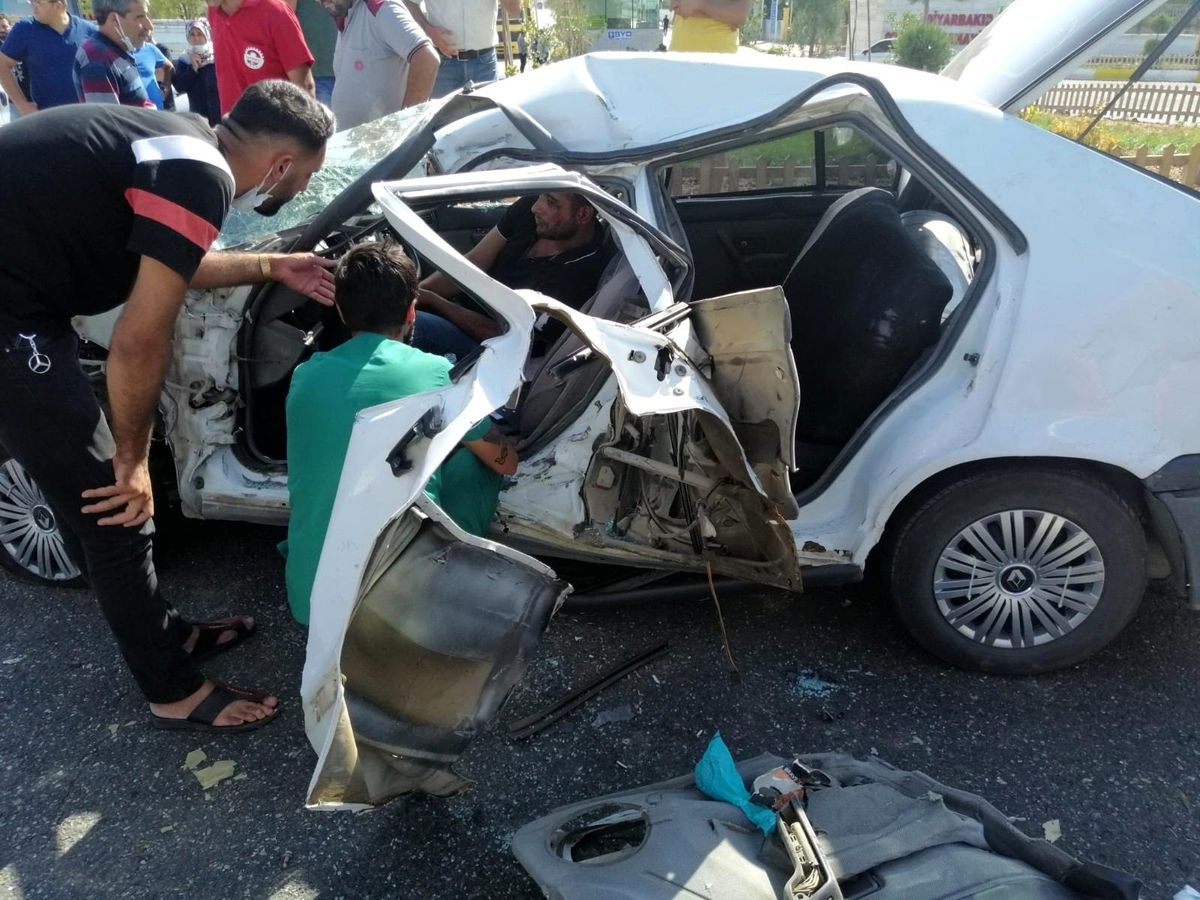 Diyarbakır\'da servis midibüsü ile otomobil çarpıştı: 3 yaralı