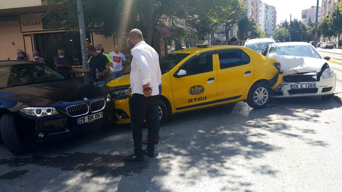Eskişehir\'de 3 araç çarpıştı