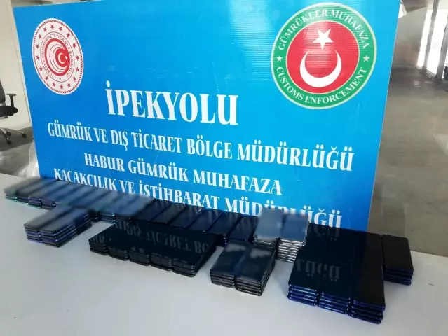 Gümrük Muhafaza Ekipleri Habur'da iki aracın gizli bölmelerinde yüzlerce cep telefonu ele geçirdi