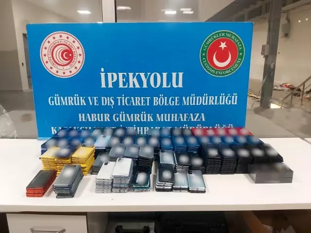 Gümrük Muhafaza Ekipleri Habur'da iki aracın gizli bölmelerinde yüzlerce cep telefonu ele geçirdi