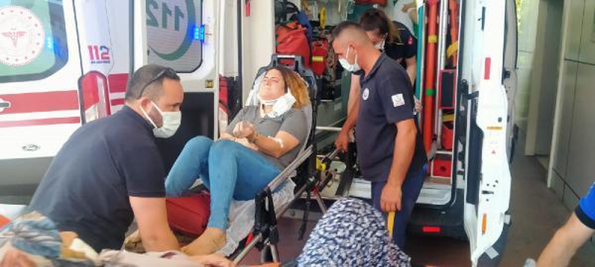 Halk otobüsüyle çarpışan otomobildeki anne ve oğlu yaralandı