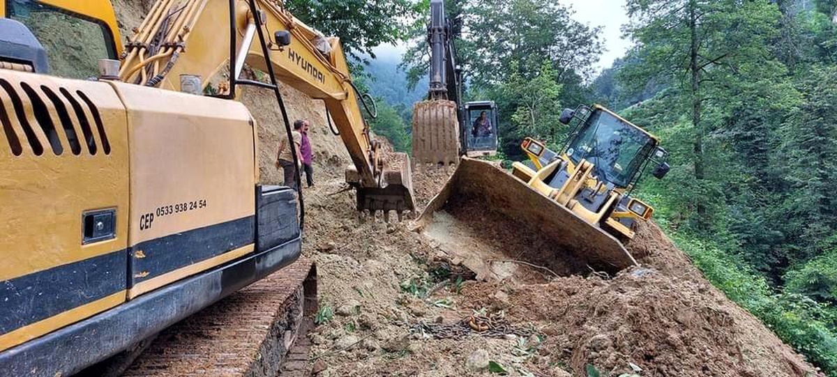 İş makinesini kurtarmaya gelen vinci iş makineleri kurtardı