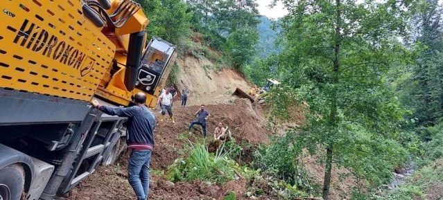 İş makinesini kurtarmaya gelen vinci iş makineleri kurtardı