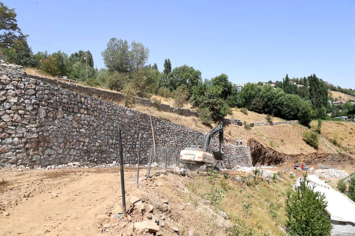 KALE MAHALLESİ MEZARLIK ÇEVRESİNDE İHATA ÇALIŞMASI GÖÇÜK RİSKİNE KARŞI TAŞ DUVARLAR ÖRÜLÜYOR