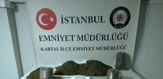 Kartal'da polisi görünce uyuşturucuyu yere atıp kaçan şahıs yakalandı