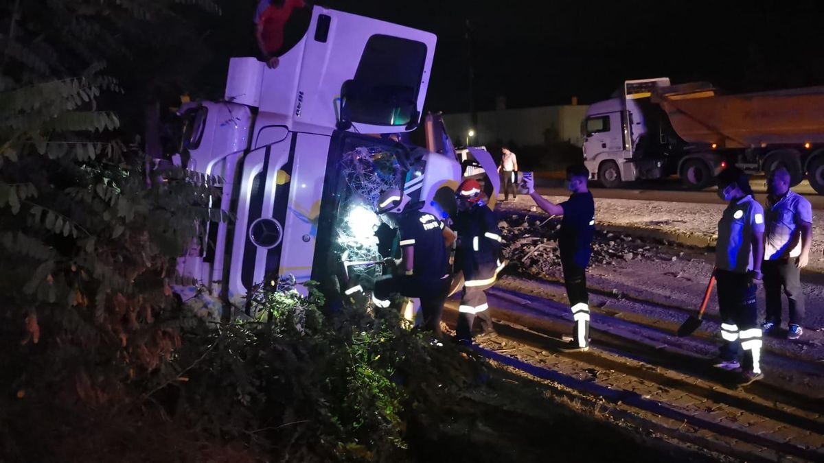 Kocaeli\'de devrilen hafriyat yüklü kamyonun sürücüsü yaralandı