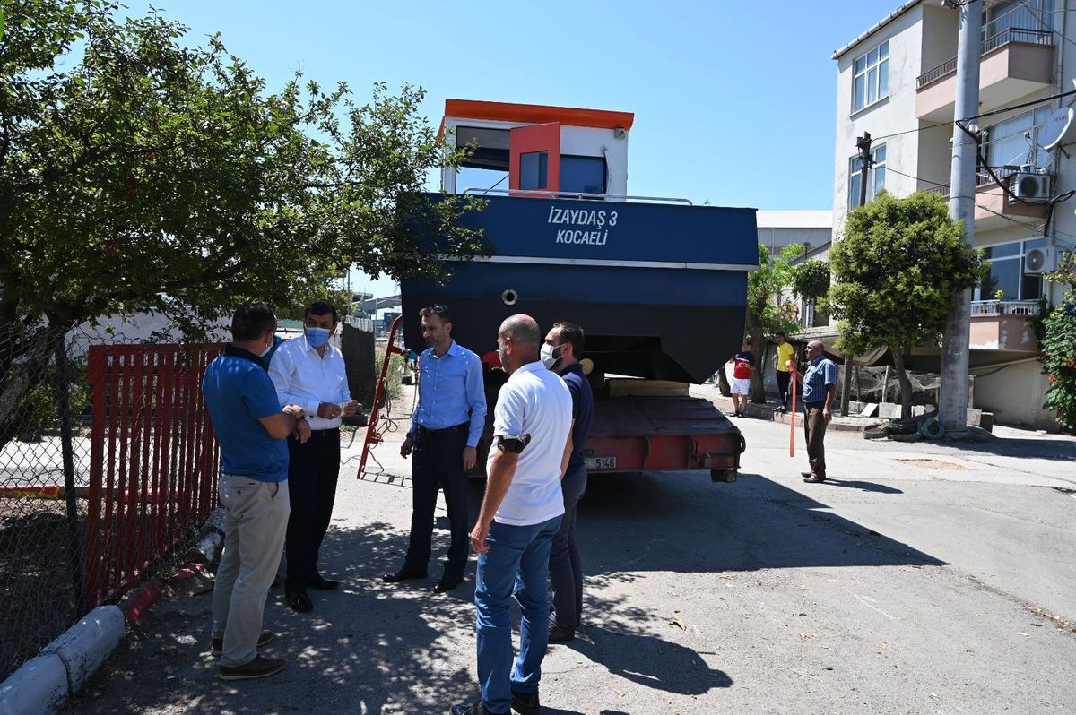 Kocaeli\'den orman yangınları nedeniyle sahilleri kirlenen Bodrum\'a deniz süpürgesi gönderildi