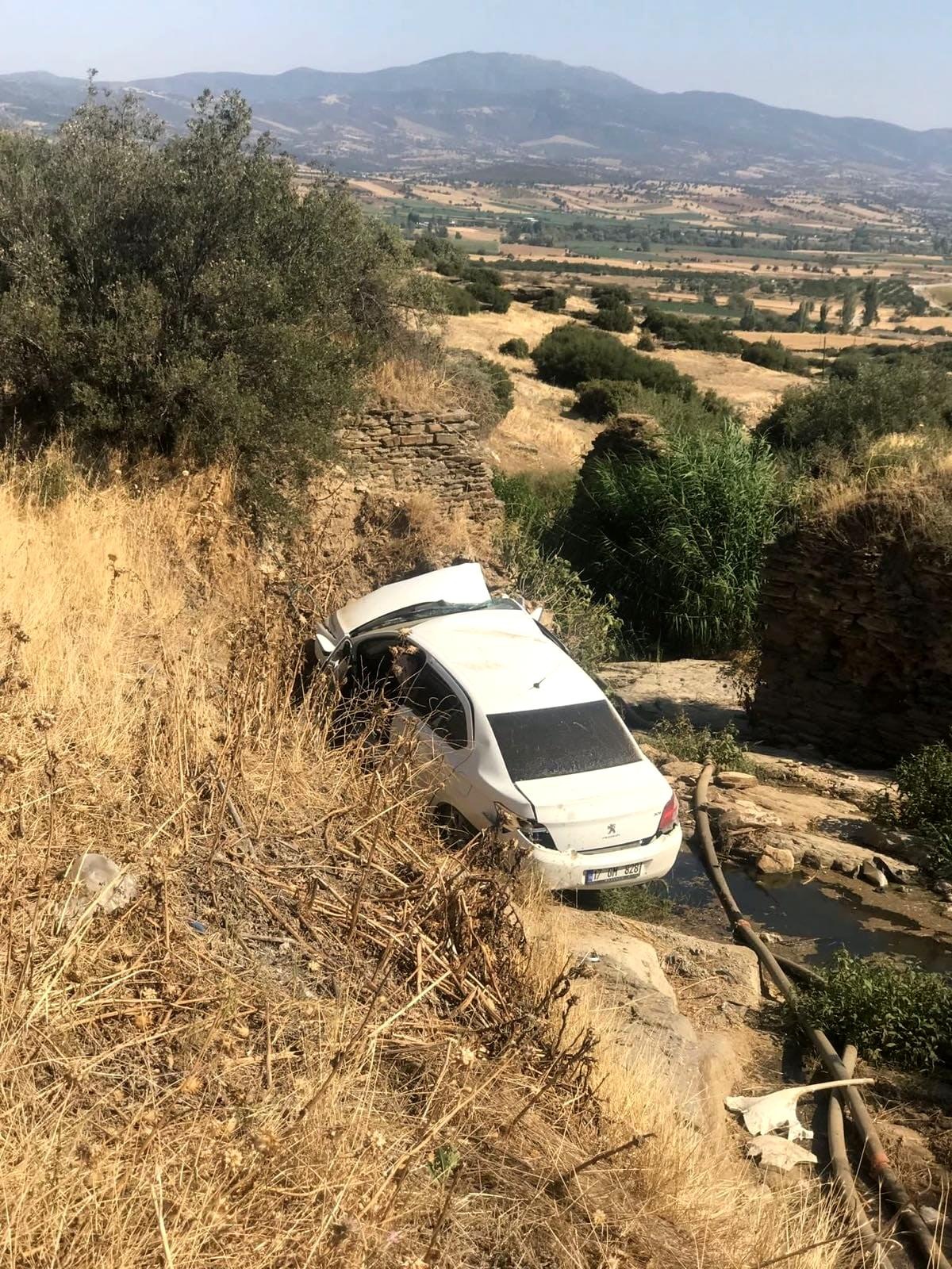 Kontrolden çıkan otomobil dereye uçtu: 1 yaralı