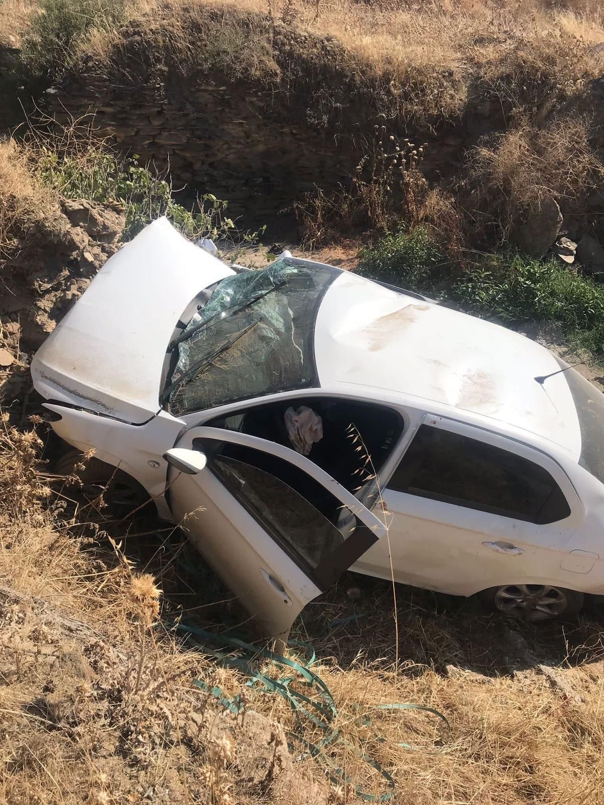 Kula\'da dereye uçan otomobilin sürücüsü yaralandı