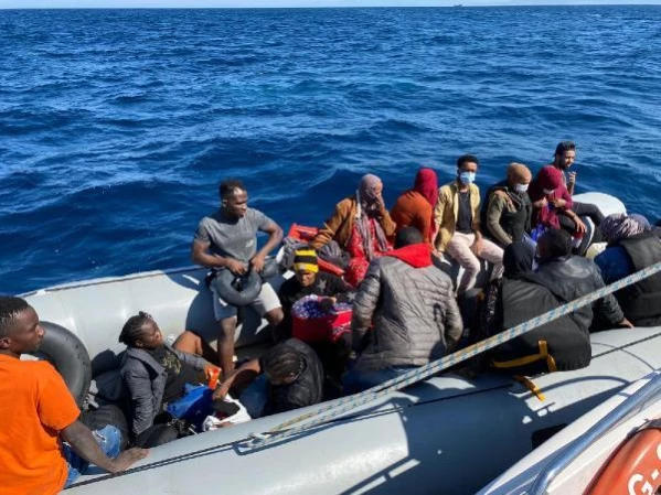 Lastik botta 19 kaçak göçmen yakalandı