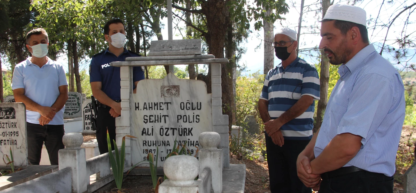 Son dakika haber | Marmara Depremi\'nde şehit olan polis memuru mezarı başında anıldı