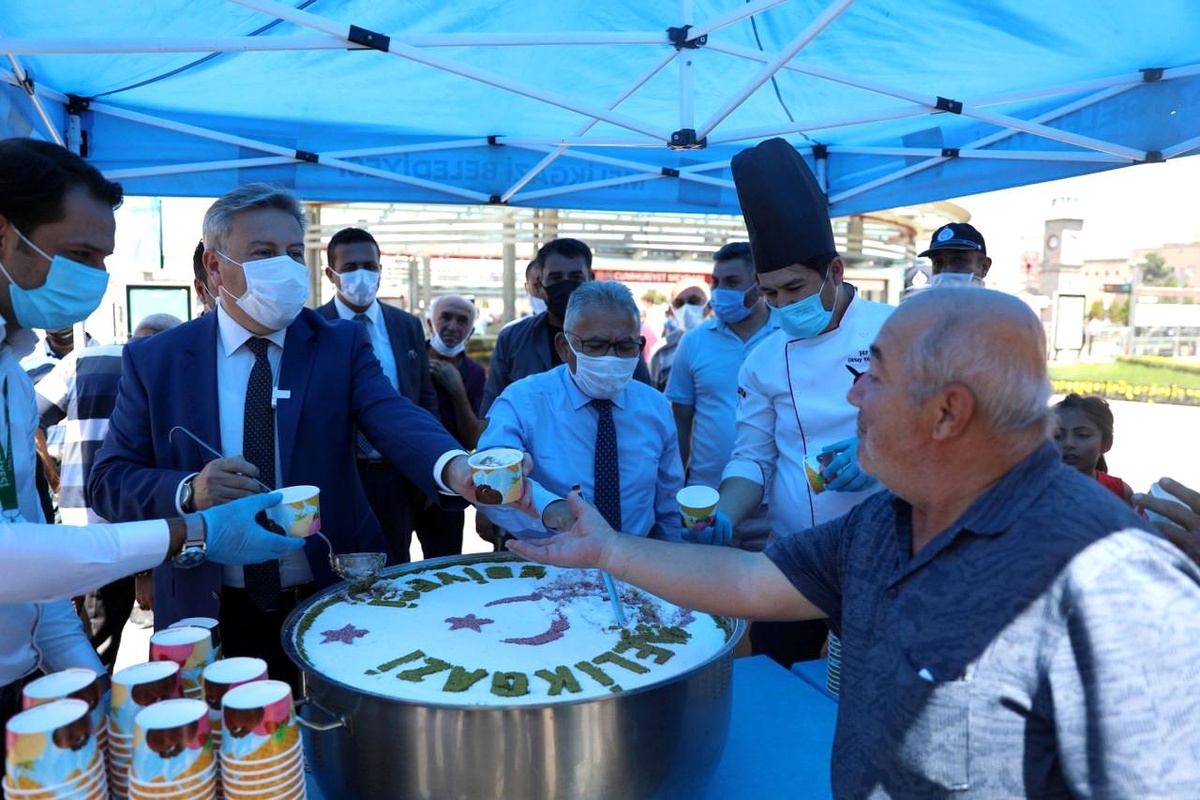 Melikgazi Belediyesi\'nden vatandaşlara aşure ikramı