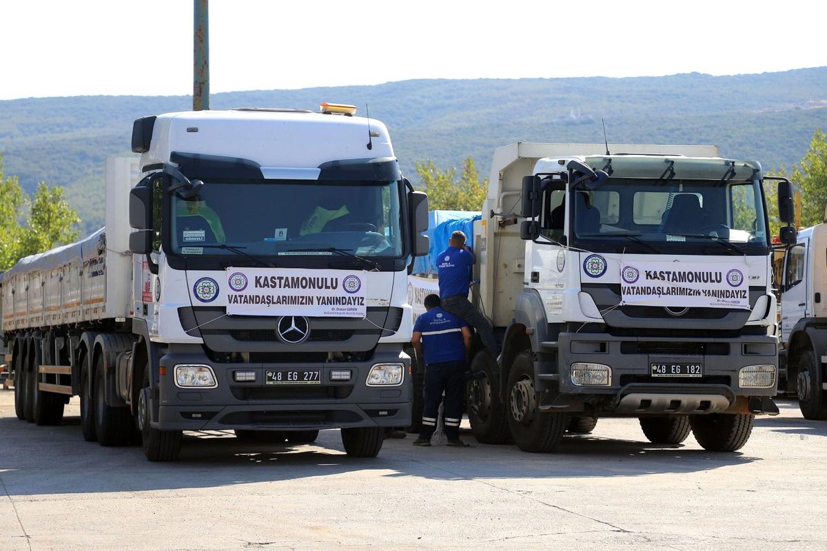 Muğla\'dan Kastamonu\'ya 6 TIR, 2 kamyon yardım