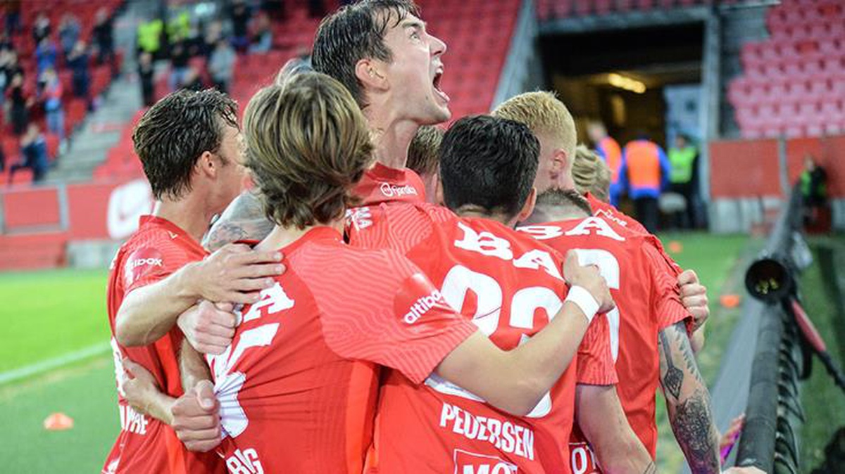 Norveç\'te çirkin skandal! 12 futbolcu, 4 kadınla stadyumun her yerinde cinsel ilişkiye girmiş